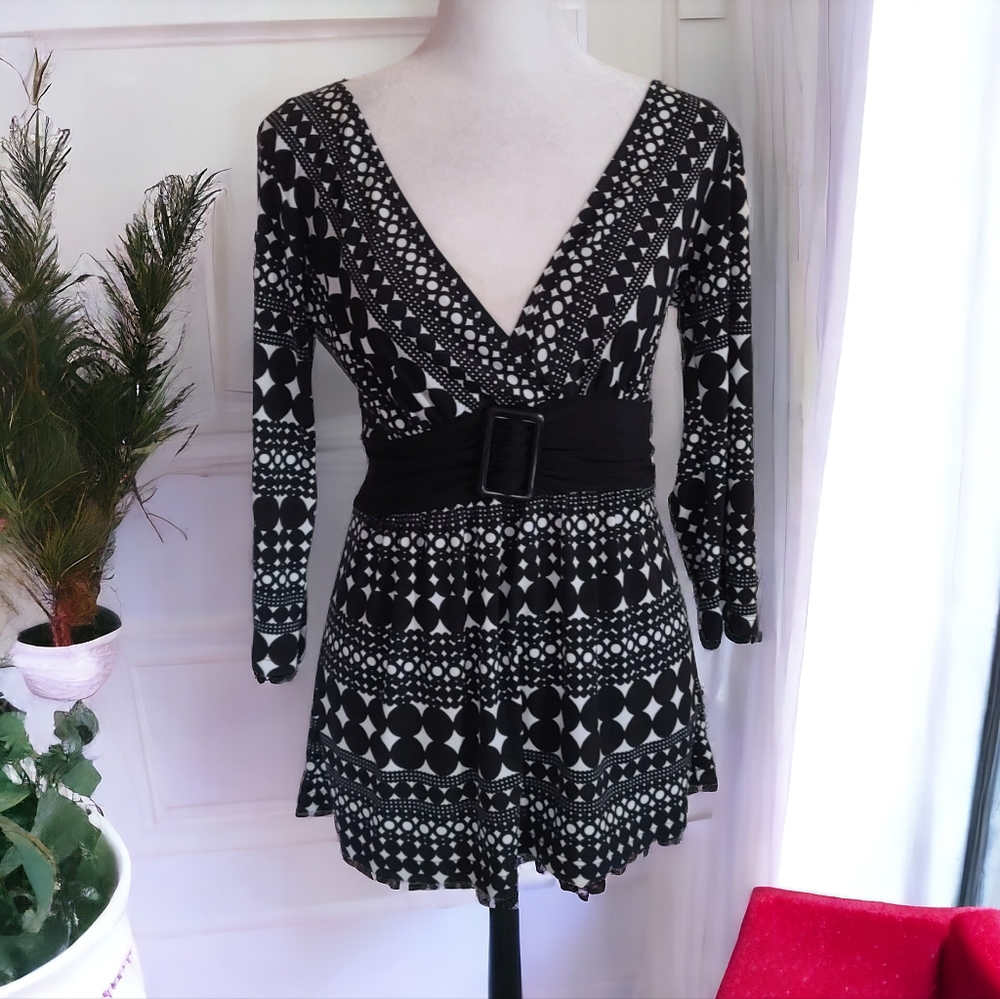 Wrapper Women's Black Pattern Long Sleeve V-Neck Tie Belted Top Size Medium